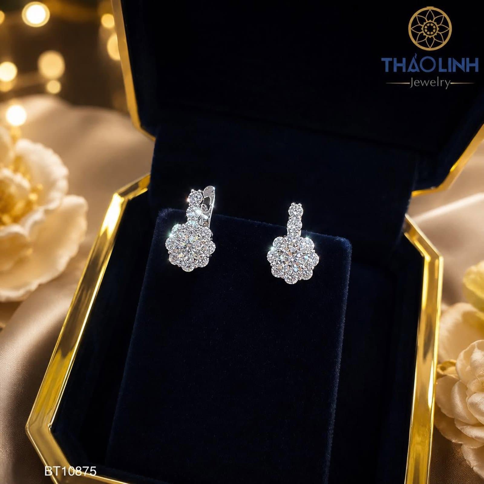 Bông Tai Khóa Bật Kim Cương Nuôi Cấy Halo Hoa 4ly5 Nước D - Vàng Trắng 14K