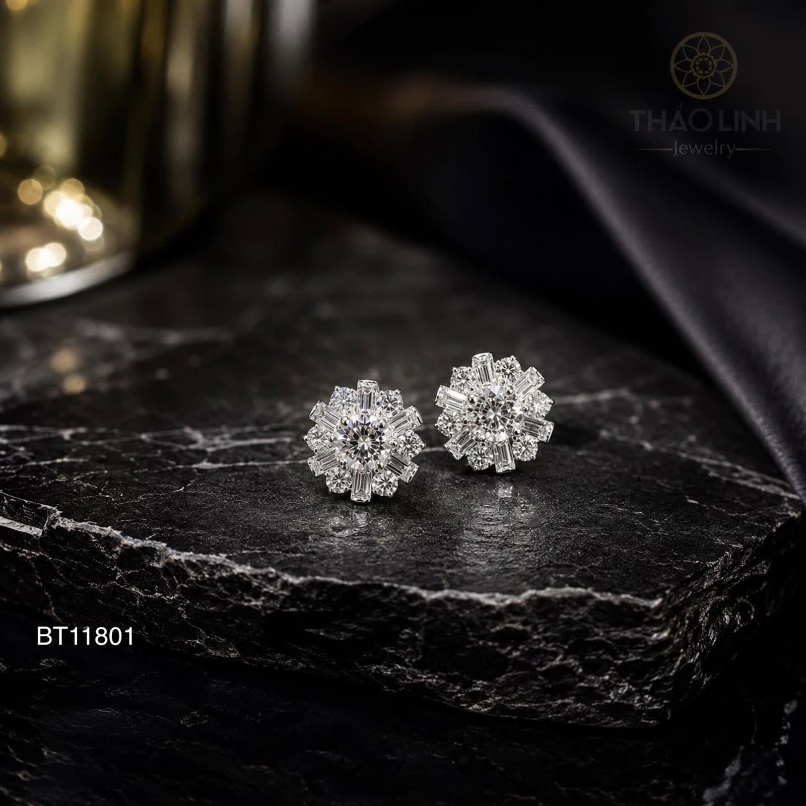 Bông Tai Nụ Kim Cương Nuôi Cấy Dáng Tia Vàng Trắng 18K