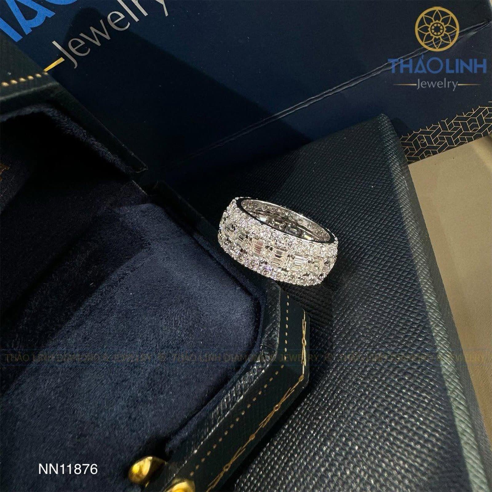Nhẫn Nam Kim Cương Nuôi Cấy Bản Lớn Kết Full Phối Emerald - Vàng Trắng 14K