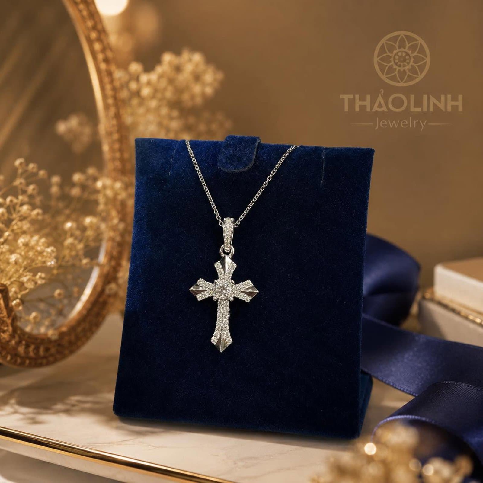 Mặt Dây Chuyền Thánh Giá Kim Cương Nuôi Cấy Vàng Trắng 14K