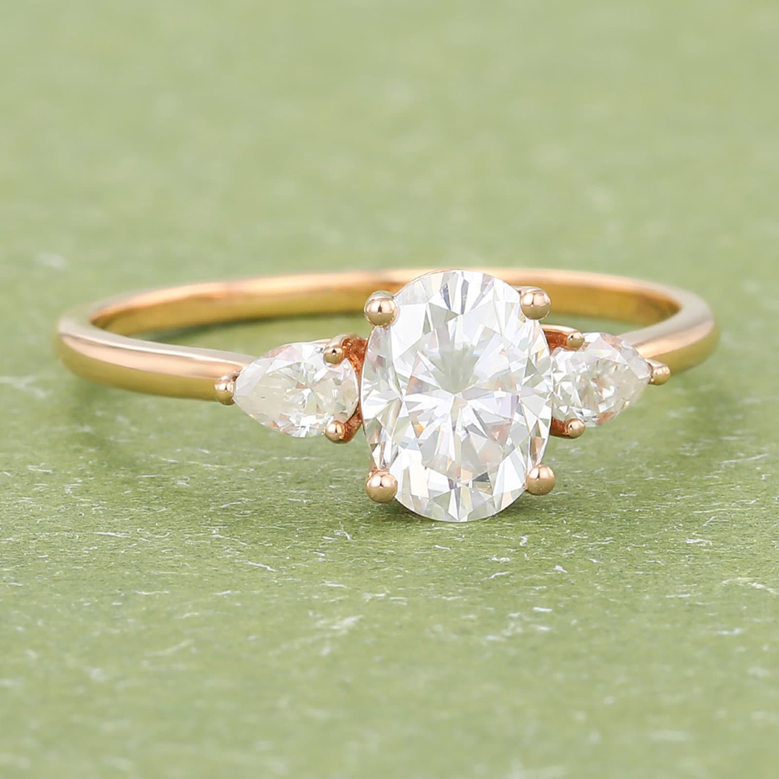 Nhẫn Cầu Hôn 3 Viên Kim Cương CVD Oval 1 Carat - Vàng Vàng 14K