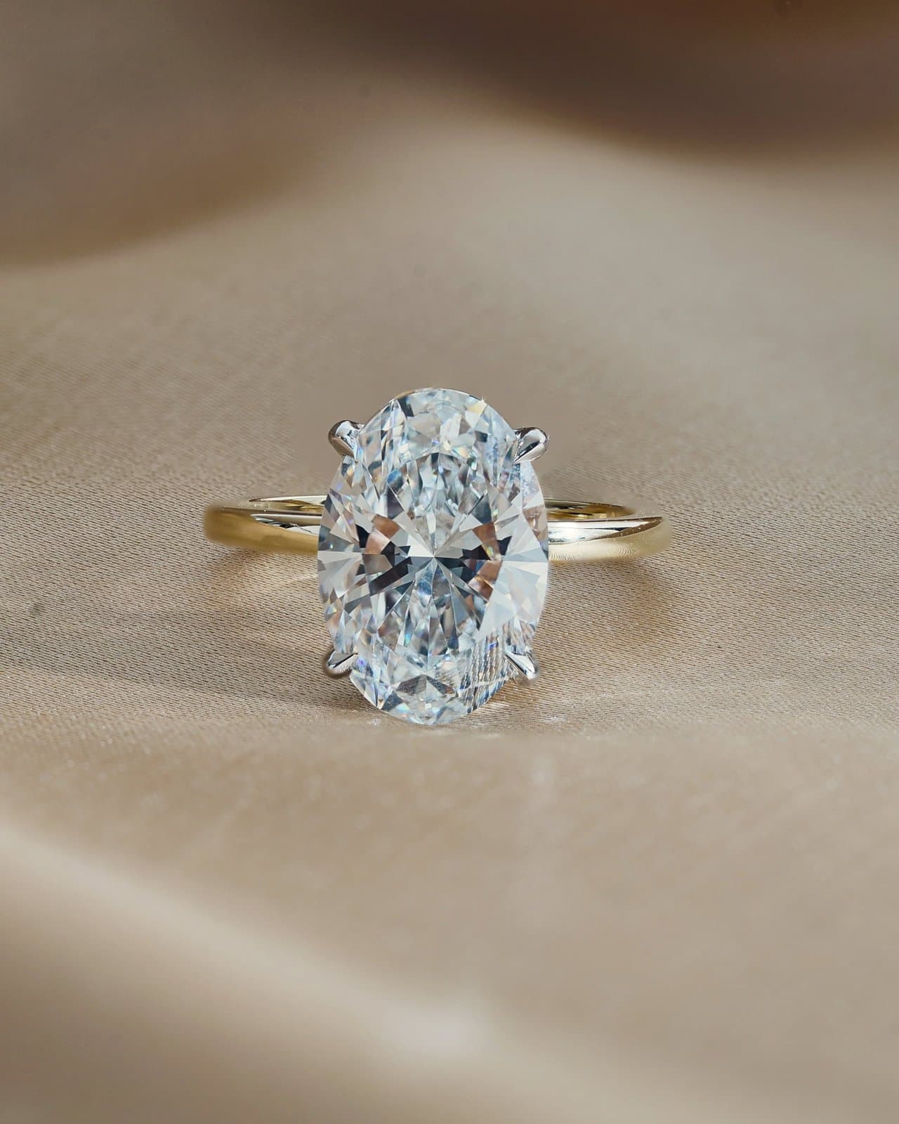 Nhẫn Cầu Hôn Solitaire Kim Cương Nuôi Cấy Oval 4 Carat - Vàng Vàng 2 Tông